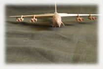 Модель из дерева самолета Б-52. Фото 4